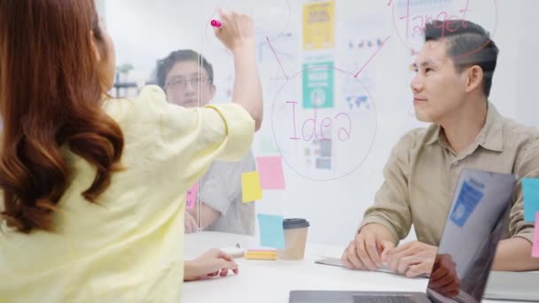 Asiatische Geschäftsleute Die Beim Brainstorming Meeting Gemeinsam Daten Austauschen Und — Stockvideo