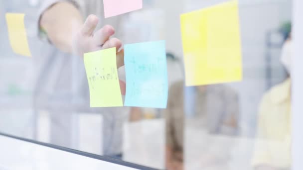 Asiatische Geschäftsleute Die Brainstorming Ideen Treffen Und Geschäftsideen Präsentieren Projizieren — Stockvideo