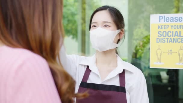 Jovem Asiática Equipe Restaurante Vestindo Máscara Protetora Usando Verificador Termômetro — Vídeo de Stock