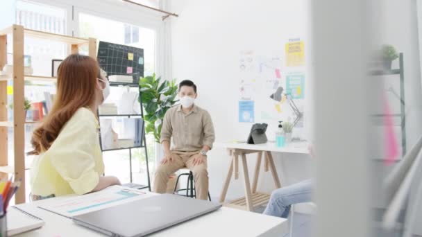 在新的正常办公室里 亚洲商人们会遇到集思广益的想法 进行业务展示想法项目的同事们 并戴上防护面罩 Corona病毒后的生活方式和工作 — 图库视频影像