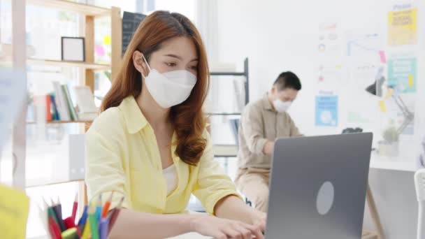 Zakenmensen Azië Dragen Gezichtsmasker Voor Sociale Afstand Een Nieuwe Normale — Stockvideo