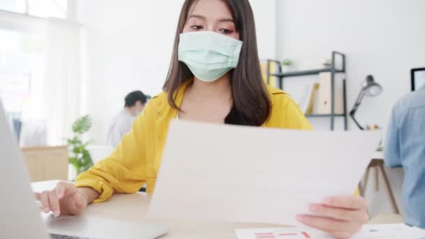 Empresaria Asia Que Usa Mascarilla Médica Para Distanciamiento Social Una — Vídeos de Stock