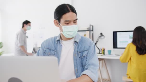 Empresario Empresario Asia Con Máscara Facial Médica Para Distanciamiento Social — Vídeo de stock