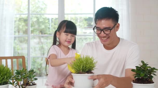 Gelukkige Vrolijke Aziatische Familie Vader Dochter Besproeien Plant Tuinieren Buurt — Stockvideo