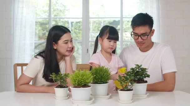 Feliz Alegre Família Asiática Pai Mãe Filha Planta Rega Jardinagem — Vídeo de Stock