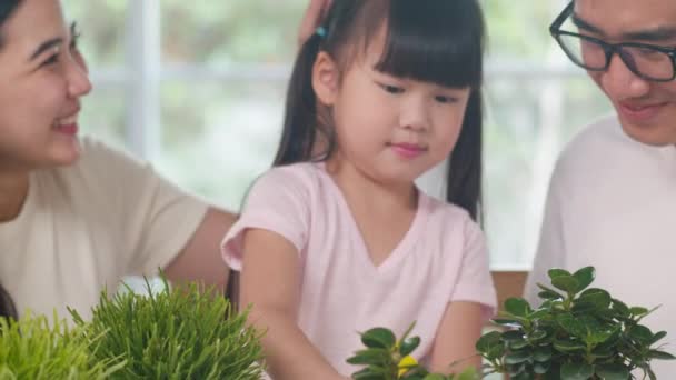 Feliz Alegre Família Asiática Pai Mãe Filha Planta Rega Jardinagem — Vídeo de Stock