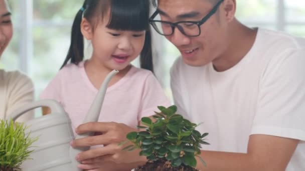 Fröhlich Fröhliche Asiatische Familie Vater Mutter Und Tochter Gießen Pflanze — Stockvideo
