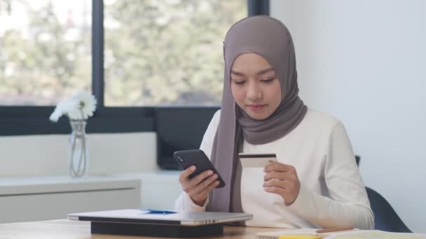 Ásia Senhora Muçulmana Usando Telefone Cartão Crédito Comprar Comprar Internet — Vídeo de Stock