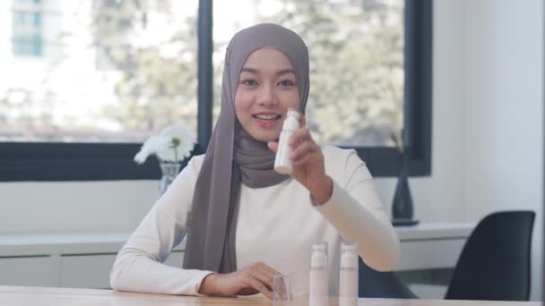 Beauty Blogger Představuje Kosmetika Sedí Přední Kameře Pro Nahrávání Videa — Stock video