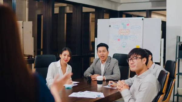 Aasian Liikemiehet Liikenaiset Tapaavat Ideoiden Ideointia Liiketoiminnan Esittelyn Projektin Kollegat — kuvapankkivalokuva