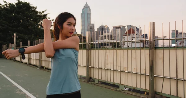 Krásná Mladá Asie Atlet Dámské Cvičení Dělá Strečové Cvičení Městském — Stock fotografie