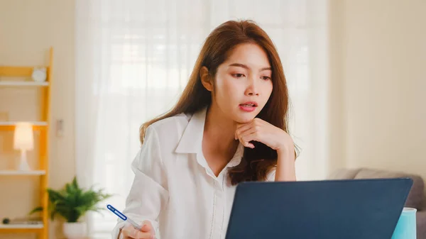 Asiatisk Forretningskvinne Som Bruker Laptop Snakker Med Kolleger Planlegging Videosamtale – stockfoto