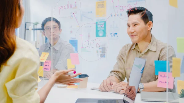 Asia Forretningsfolk Diskuterer Business Brainstorm Møte Sammen Dele Data Skrive – stockfoto