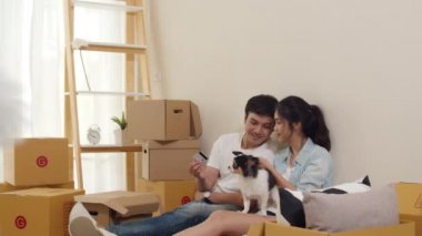 Mutlu Asya 'lı genç çift yeni bir ev aldı. Telefon, kredi kartı, e-ticaret interneti kullanan Koreli bir aile büyük modern bir evde yerde oturuyor. Yeni gayrimenkul konut, kredi ve ipotek.