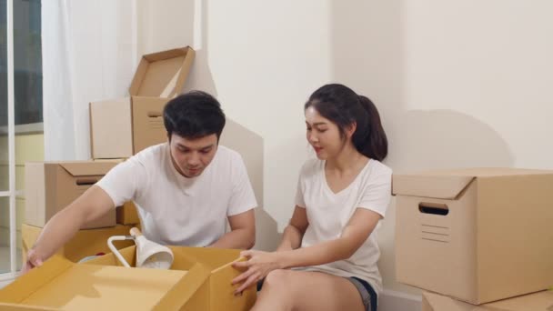 Casal Jovem Asiático Feliz Comprou Casa Nova Família Coreana Abrindo — Vídeo de Stock