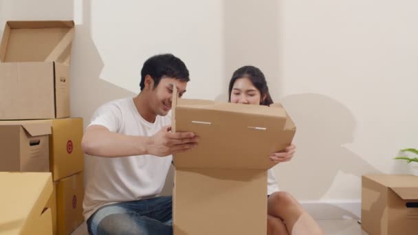 Happy Asian Young Couple Bought New House Korean Family Opening — Stock Video