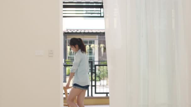 Щаслива Азіатська Молода Пара Купила Новий Будинок Корейська Сім Несе — стокове відео