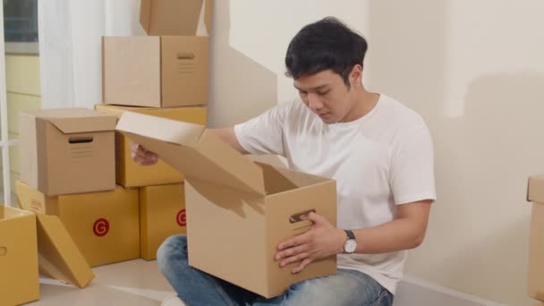 Glad Asiatisk Ung Man Köpte Nytt Hus Spännande Kille Öppna — Stockvideo