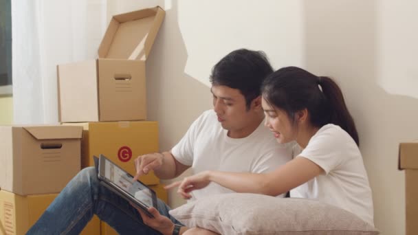 Happy Asia Jeune Couple Acheté Une Nouvelle Maison Tablette Numérique — Video