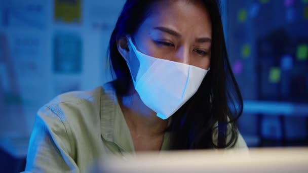 Las Mujeres Independientes Asia Usan Mascarilla Facial Usando Trabajo Duro — Vídeo de stock