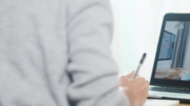Genç Asyalı genç kız üniversite öğrencisi evde internetten erkek öğretmenle bilgisayardan öğrenme dersi alıyor. Corona virüsünün önlenmesi için sosyal mesafe ve karantina.