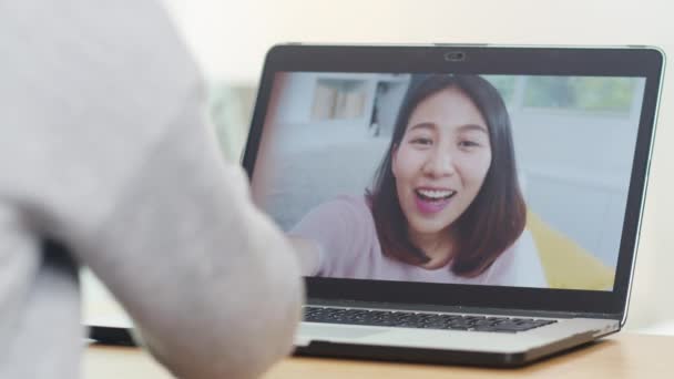 아시아 사업가인 여성이 집에서 침실에서 일하는 노트북 비디오 통화를 이용하여 — 비디오