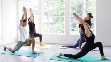 Genç Asyalı sportif çekici insanlar eğitmenle yoga dersi alıyor. Fitness stüdyosunda sağlıklı yaşam tarzı uygulayan Asya 'lı bir grup kadın. Spor aktivitesi, jimnastik ya da bale dersi.