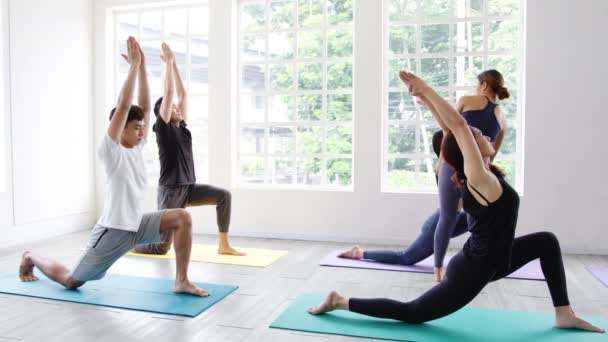 Jóvenes Asiáticos Deportistas Atractivos Practicando Clases Yoga Con Instructor Asia — Vídeo de stock