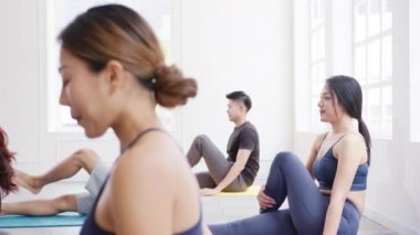 Genç Asyalı sportif çekici insanlar eğitmenle yoga dersi alıyor. Fitness stüdyosunda sağlıklı yaşam tarzı uygulayan Asya 'lı bir grup kadın. Spor aktivitesi, jimnastik ya da bale dersi.
