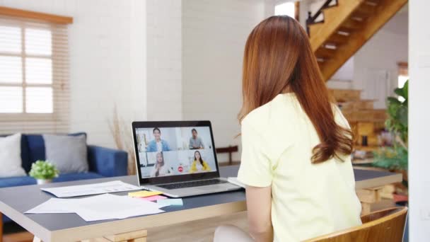 亚洲女商人在家里客厅工作时 用笔记本电脑和同事们谈论视频电话会议的计划 自我隔离 社会疏离 冕病毒预防检疫 — 图库视频影像