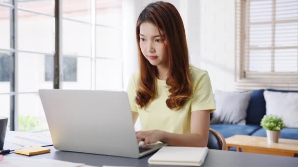 Retrato Freelance Ásia Mulheres Desgaste Casual Usando Laptop Trabalhando Sala — Vídeo de Stock