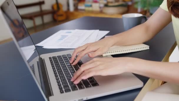 Retrato Freelance Ásia Mulheres Desgaste Casual Usando Laptop Trabalhando Sala — Vídeo de Stock