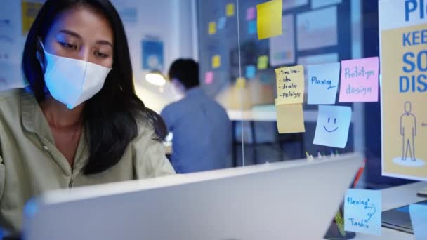 Freiberufliche Asiatinnen Tragen Neuen Normalen Büro Gesichtsmasken Mit Laptop Nachts — Stockvideo