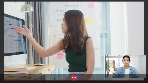 アジアのビジネスマンやビジネスマンの女性ビジネスチームのユーザーインターフェイスは 自宅からノートパソコンの仕事をリモートで使用しながら ビデオ通話ブレインストーミングオンライン会議で話をします 社会的距離コロナウイルスの隔離 — ストック動画