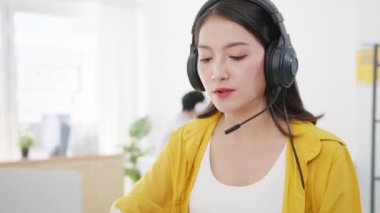 İş kadını Asyalı iş kadını sosyal mesafesi virüs önleme için yeni normal bir durum içindeyken iş arkadaşlarına bilgisayar sunumu yaparak ofiste çalışırken planlama hakkında bilgi veriyor. Corona virüsünden sonraki yaşam.