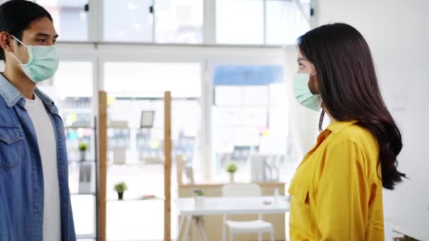 Recepcionista Femenina Asia Que Lleva Cabo Uso Mascarilla Protectora Utiliza — Vídeos de Stock