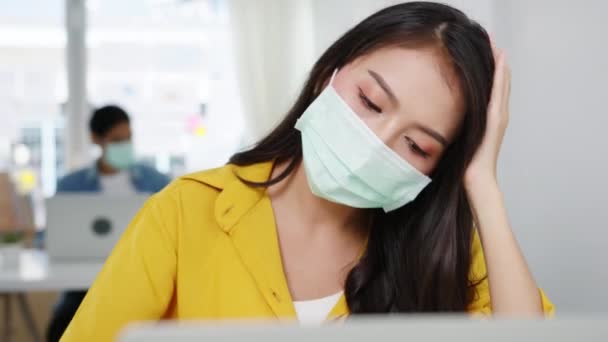 Las Mujeres Independientes Asia Usan Mascarilla Facial Usando Trabajo Duro — Vídeo de stock