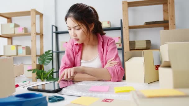 年轻的亚洲企业家女商人利用平板电脑在总部超负荷工作 检查库存产品定购单 小企业主 在线市场交付 生活方式自由职业概念 — 图库视频影像