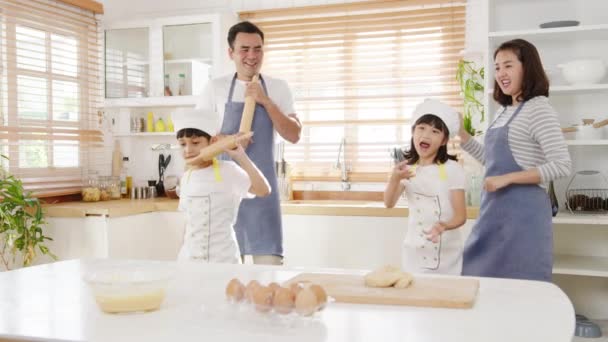 带着学龄前孩子的快乐的亚洲家庭在厨房里为早餐做饭时 一边听音乐一边跳舞 做糕点 揉搓面团和烘焙饼干 — 图库视频影像