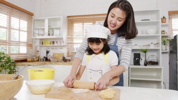 Happy Smiling Young Asian Japanese Family Preschool Kids Have Fun — Stock Video