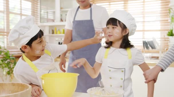 Šťastně Usmívající Mladá Asijská Japonská Rodina Předškolními Dětmi Bavit Hrát — Stock video