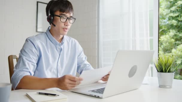 Jovem Empresário Asiático Usando Laptop Falar Com Colegas Sobre Plano — Vídeo de Stock