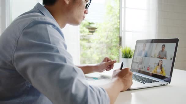 Junge Asiatische Geschäftsmann Mit Laptop Sprechen Mit Kollegen Über Plan — Stockvideo