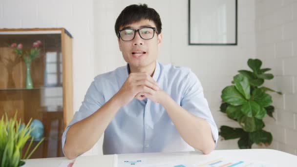 Jovem Empresário Asiático Usando Laptop Computador Conversar Com Colegas Sobre — Vídeo de Stock