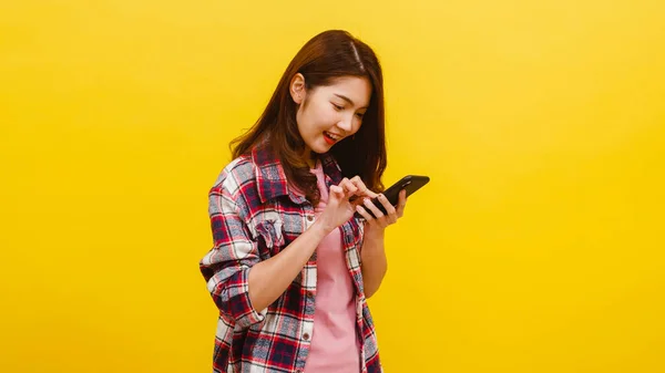 Smilende Bedårende Asiatisk Kvinne Som Bruker Telefon Med Positivt Uttrykk – stockfoto