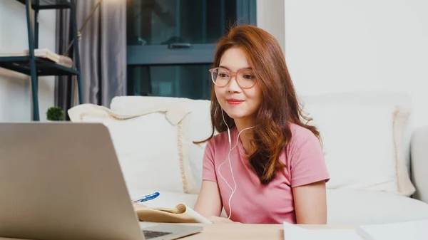 Mladá Asie Teen Dívka Student Nosí Sluchátka Vzdálenost Učení Lekce — Stock fotografie