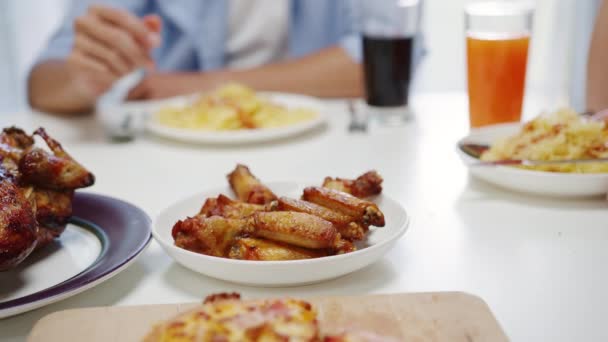 Primer Plano Pizza Mesa Grupo Jóvenes Amigos Almorzando Sentados Recogiendo — Vídeo de stock