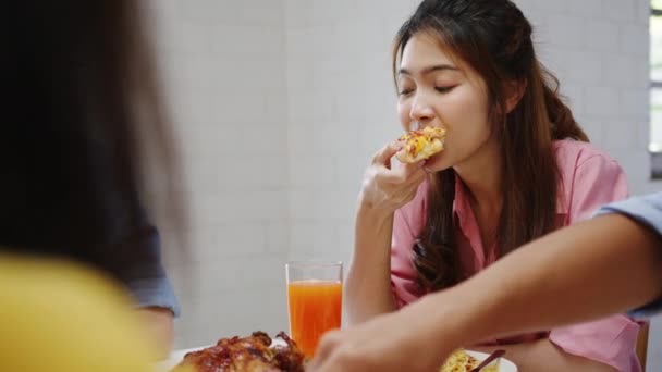 Glada Unga Vänner Grupp Som Äter Lunch Hemma Asien Familjefest — Stockvideo