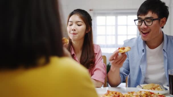 Kelompok Teman Muda Yang Bahagia Makan Siang Rumah Pesta Keluarga — Stok Video