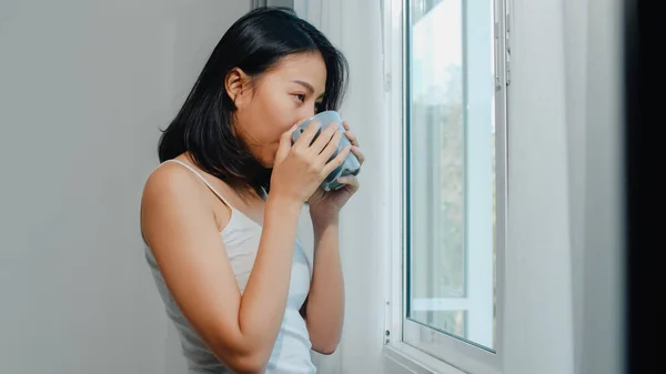 Mulher Asiática Bonita Feliz Sorrindo Bebendo Uma Xícara Café Chá — Fotografia de Stock